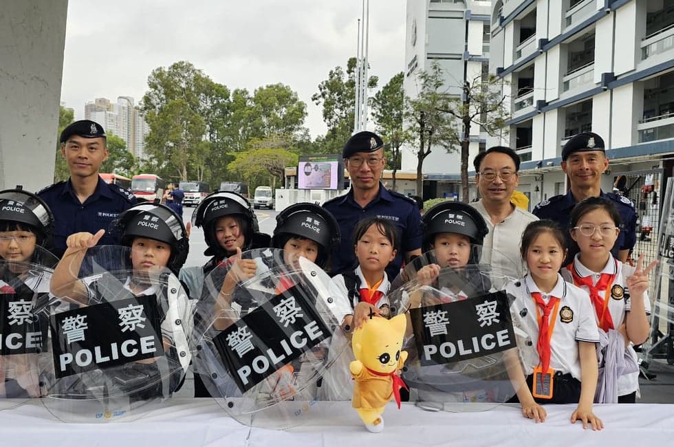 香港與內地青少年走進警察機動部隊 學習「全民國家安全教育」
